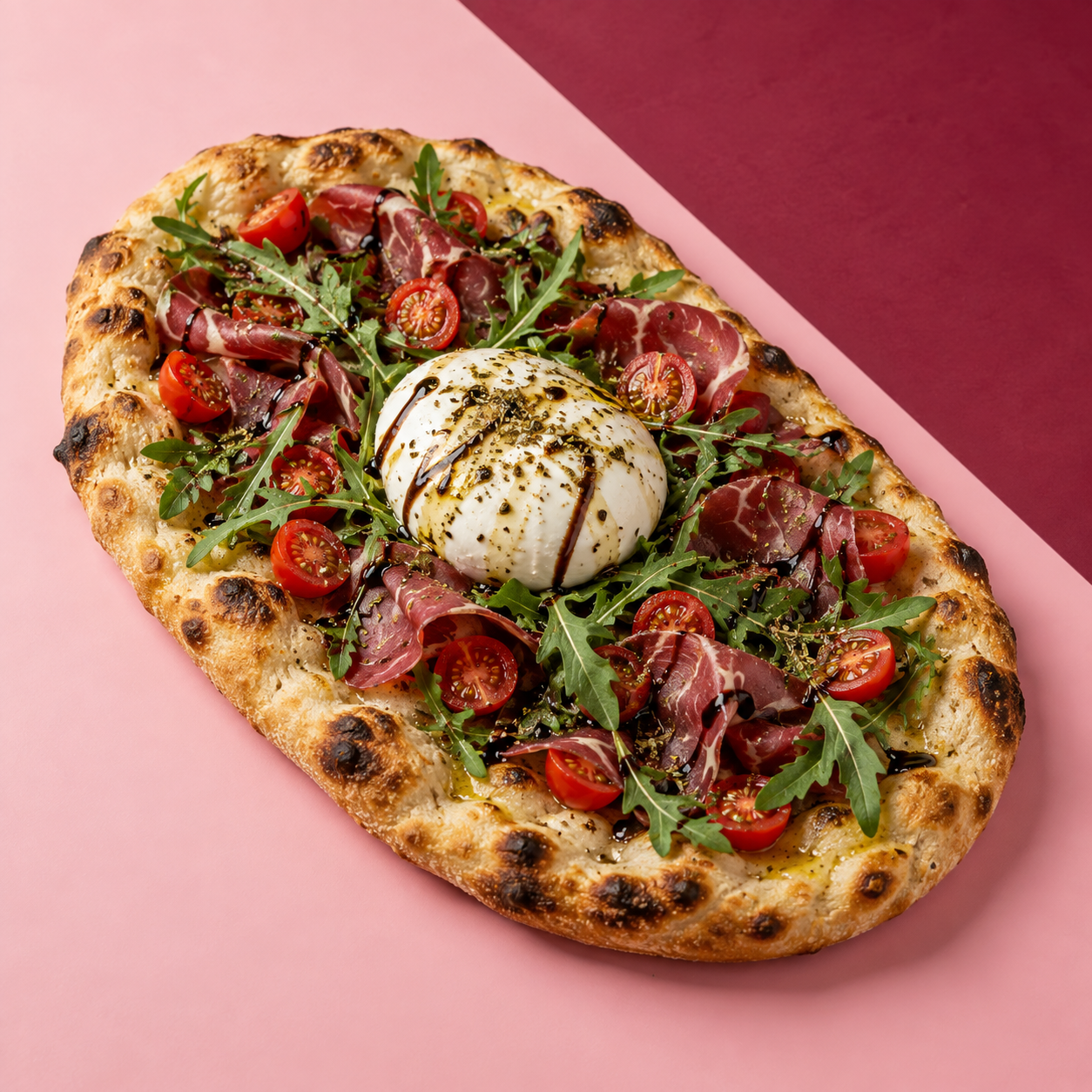 Pinsa à la burrata, coppa de bœuf, roquette et tomates cerises — visuel d’illustration